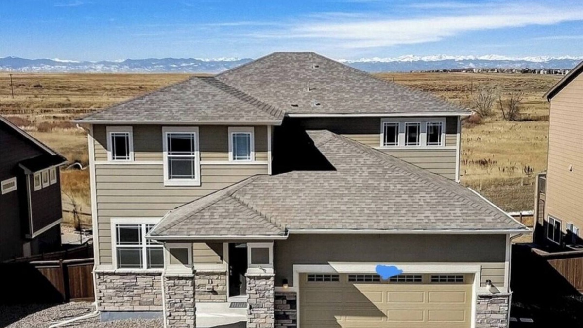 Commerce City House | Whole house with two garage with full kitchen, spacious and nice view on patio.
