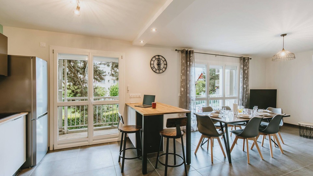 Bassens Apartment | Whole T3 air-conditioned apartment close to all amenities