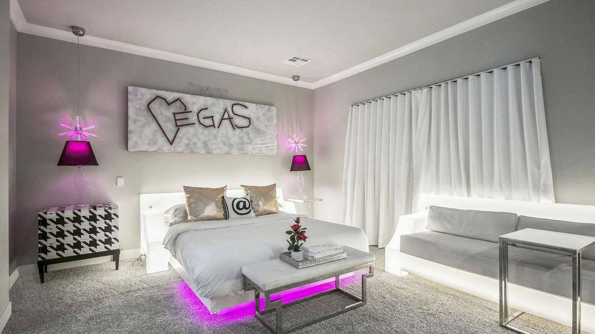 Paradise House | WhyDoGuestsFilmHere? Experience Luxury Close 2 The Strip - 5 Miles. Sleeps 20!