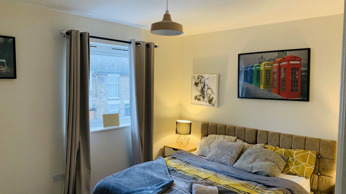 Sittingbourne House | Whyte, 3 Bed House, Sleeps 7, with Garden, Free Parking, Sittingbourne City