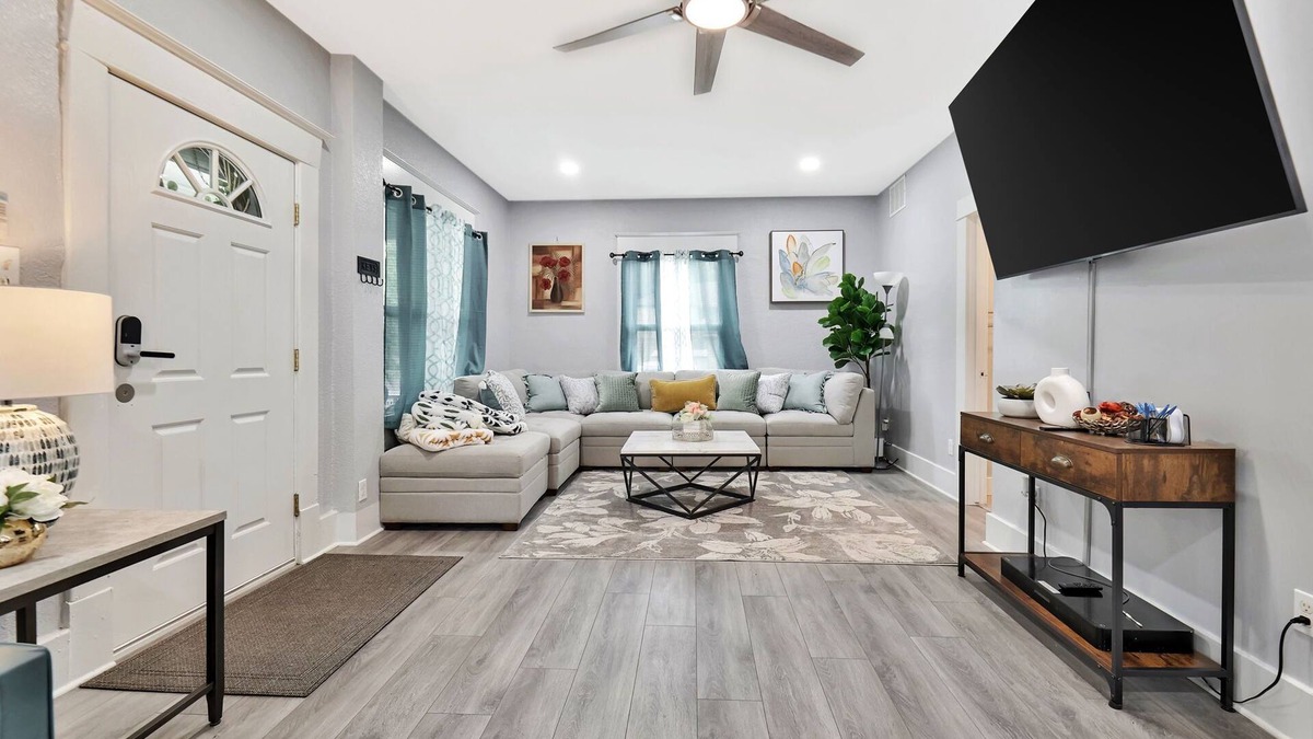 Wichita House | Wichita home, by the river, spacious 9 beds-game room with pool table, 1gb Wi-Fi