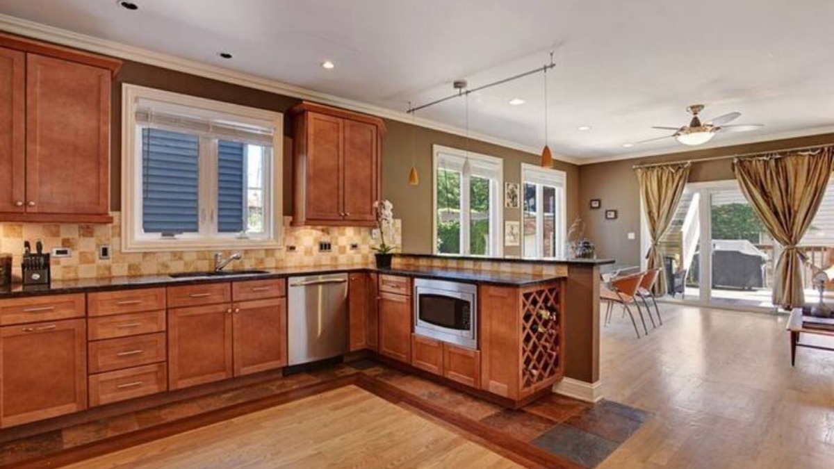 West Town House | Wicker Park Haven. 3-Levels. 12Beds.10min walk to Train. Rooftop+Spa Bath+Garage