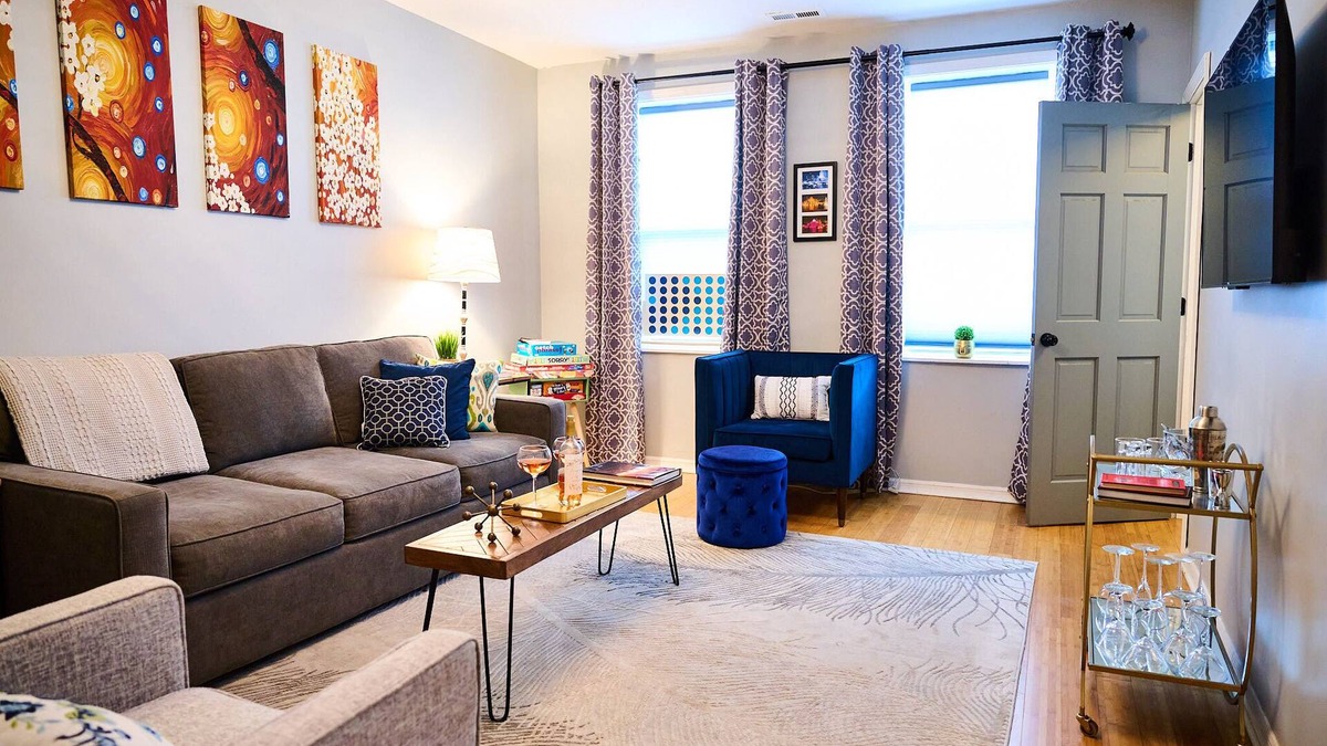 Noble Square Apartment | WickerPark 2Bdrm Downtown SaltShed Jack’s Pumpkin PopUp Sale 155.00 Oct 20-24