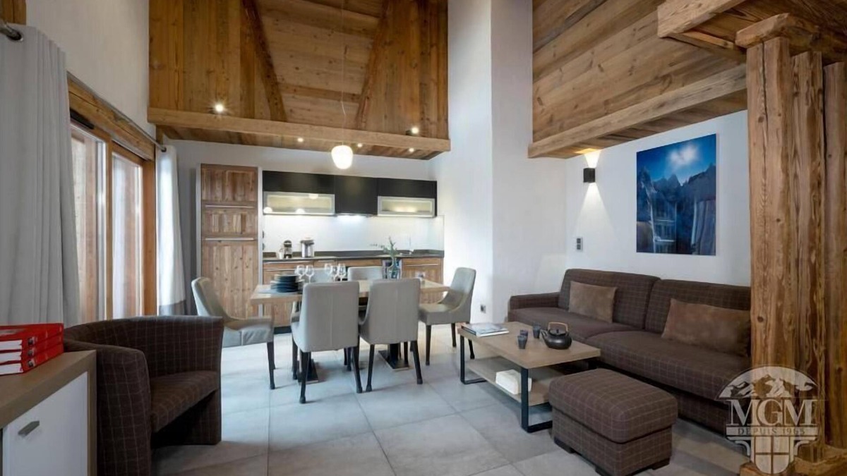 Chamonix City Centre Apartment | Wifi, 50m from ski lifts, fitness, swimming pool, balcony, parking, tv, ski locker, 60m², Chamonix