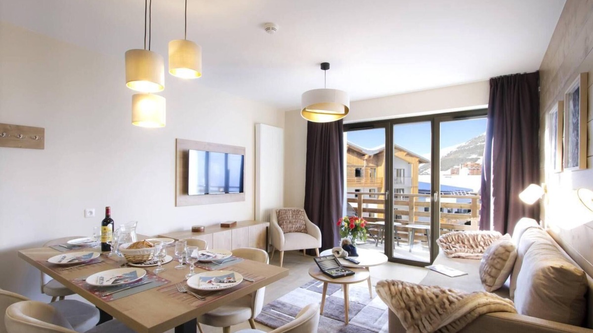 Eclose-Est Apartment | Wifi, 50m from ski slopes, fitness, sauna, hammam, balcony, tv, ski locker, 65m², Alpe d'Huez