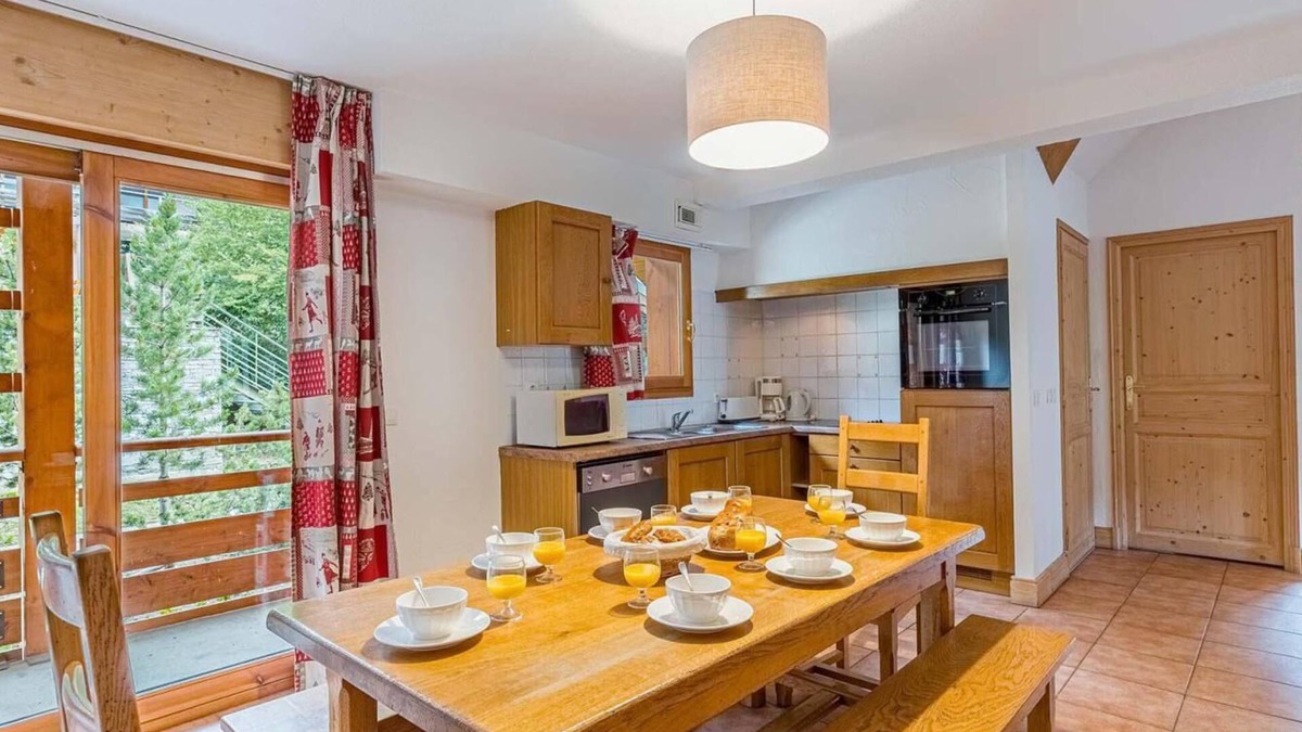 Vaujany Apartment | Wifi, 50m from ski lifts, fitness, swimming pool, sauna, hammam, balcony, parking, tv, 69m², Vaujany