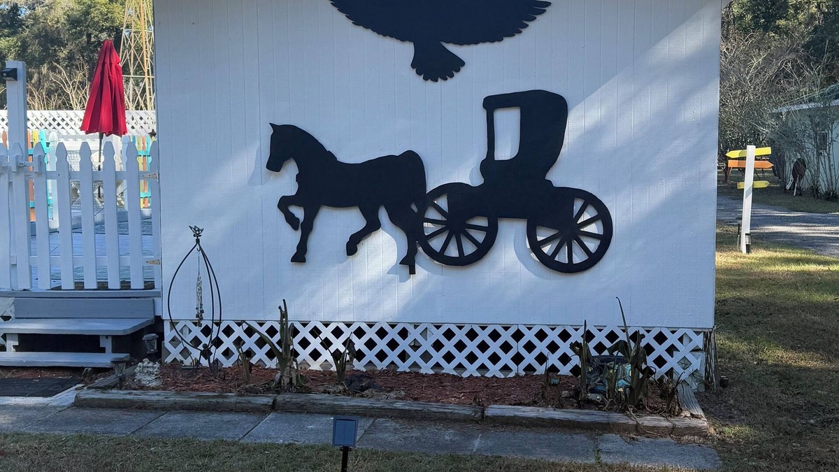 Dunnellon Cottage | WiFi, AC, hot tub, pool, gym, horses welcome!