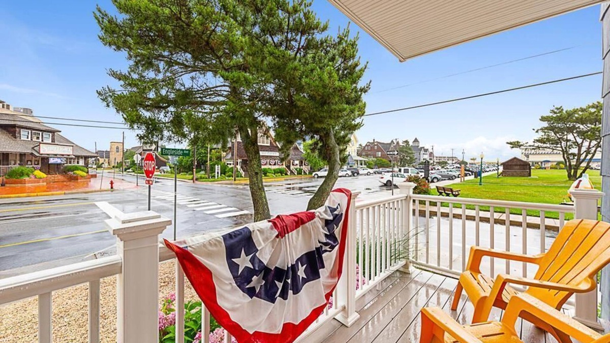 Beach Haven House | WiFi. Ourdoor Shower. Porch Ocean Side 1st floor duplex, a short walk from.