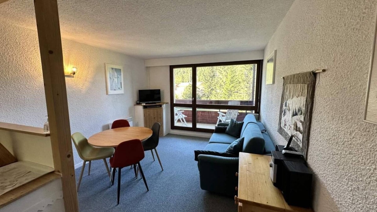 Correncon-en-Vercors Apartment | Wifi, ski-in/ski-out & foot of the slopes, 2nd floor, balcony, tv, 30m², Villard de Lans