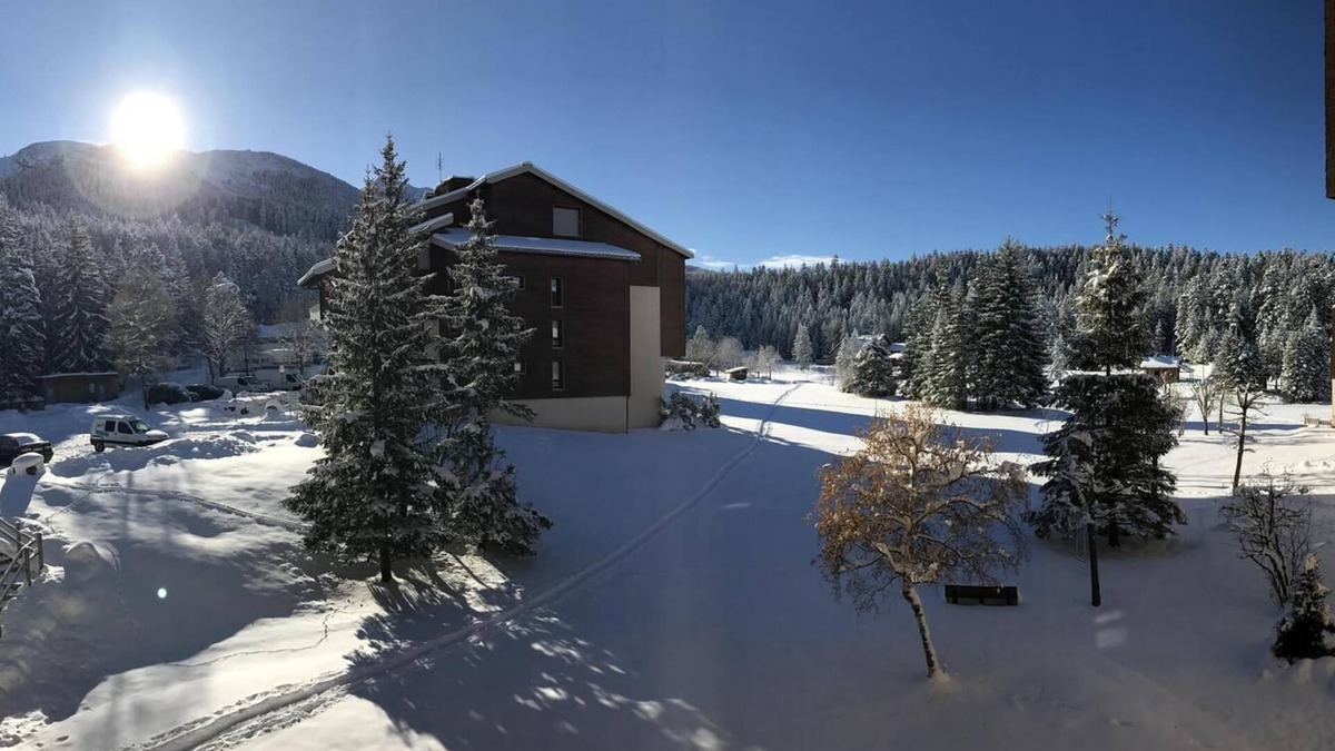 Correncon-en-Vercors Apartment | Wifi, ski-in/ski-out & foot of the slopes, 2nd floor, balcony, tv, ski locker, 48m², Villard de Lans
