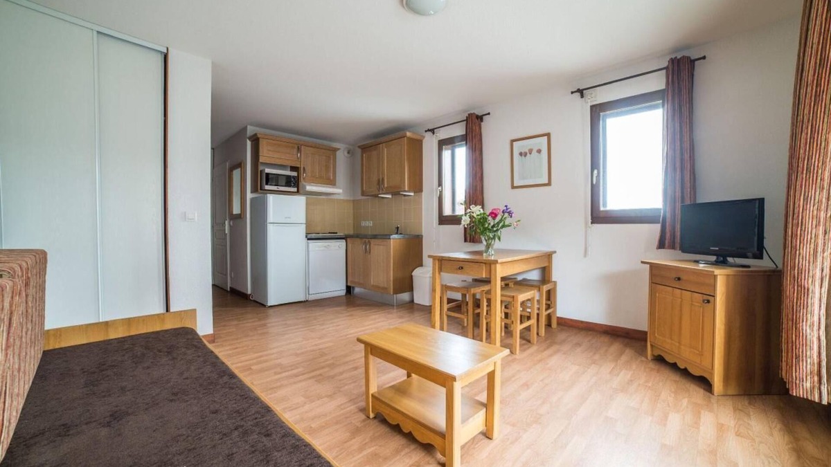 Les Bottieres Apartment | Wifi, ski-in/ski-out & foot of the slopes, fitness, swimming pool, terrace, balcony, parking, tv
