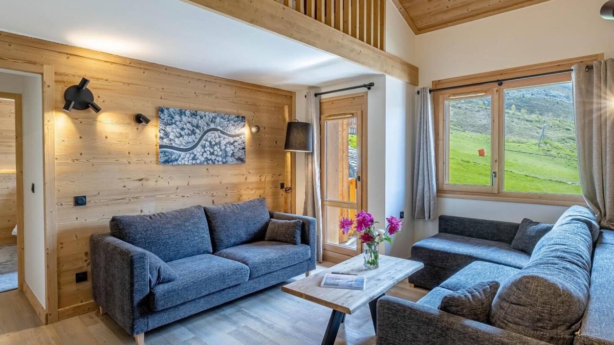 Belle Plagne Apartment | Wifi, ski-in/ski-out & foot of the slopes, balcony, tv, ski locker, 98m², La Plagne