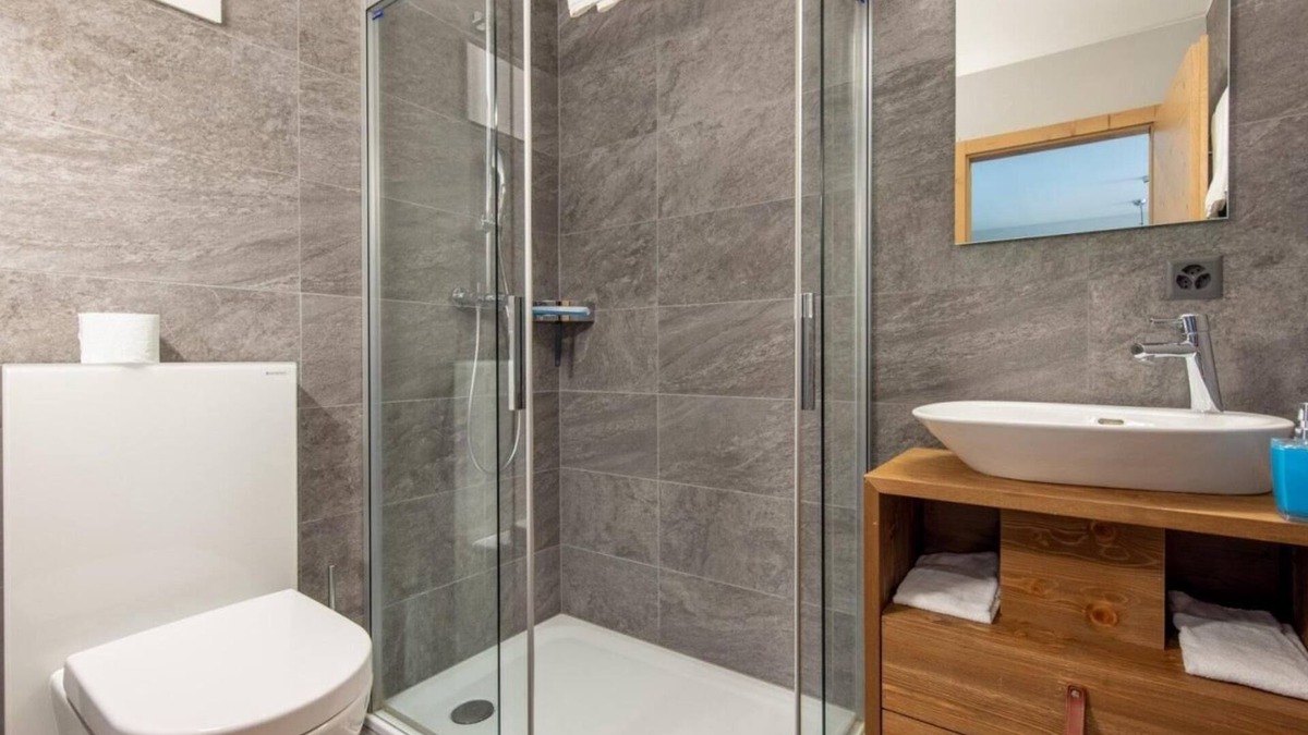 Vercorin Apartment | Wifi, ski-in/ski-out & foot of the slopes, sauna, hammam, terrace, balcony, tv, ski locker, 35m²