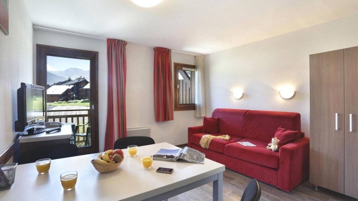 Morillon Apartment | Wifi, view street, swimming pool, terrace, balcony, parking, tv, ski locker, 28m², Morillon