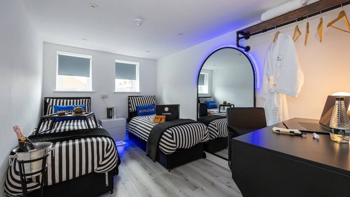 Wigan House | Wigan 4BR Retreat + Full Kitchen & Street Parking
