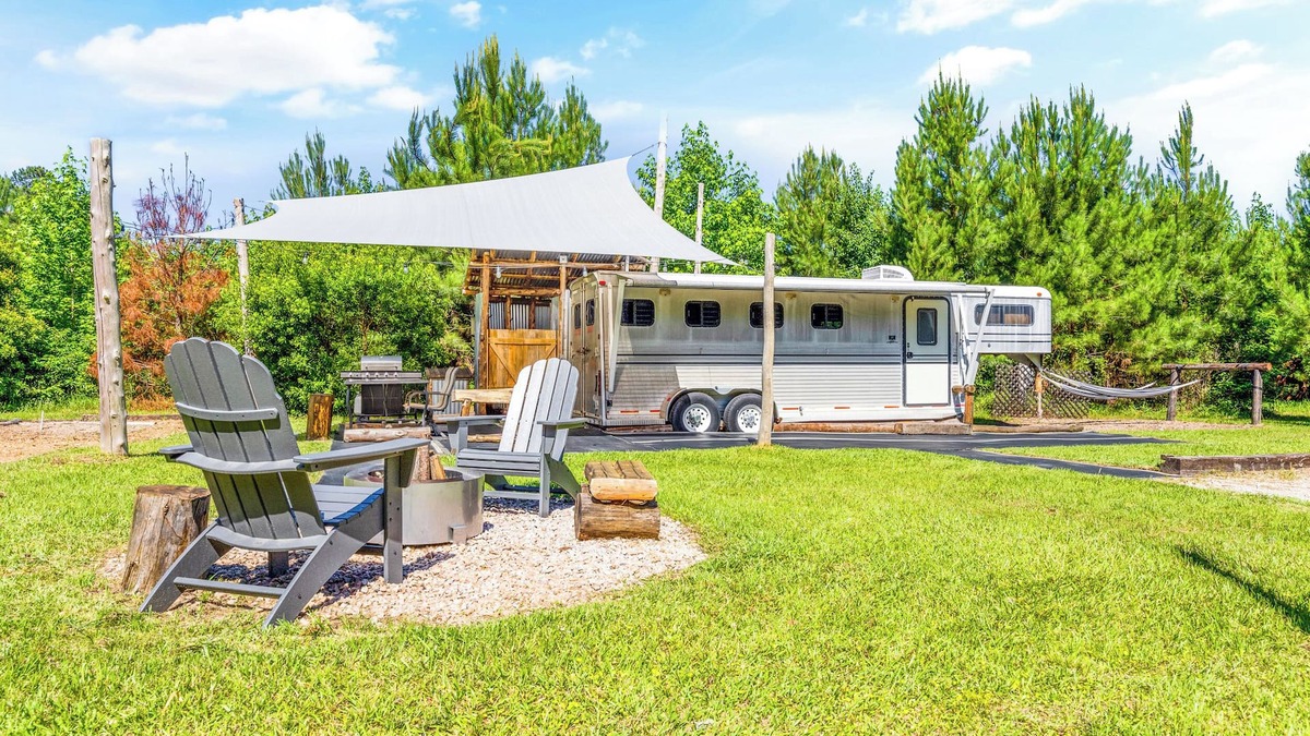 Conway House | π Wild Horse Retreat | Unique Tiny Home Glamping πΏπ₯