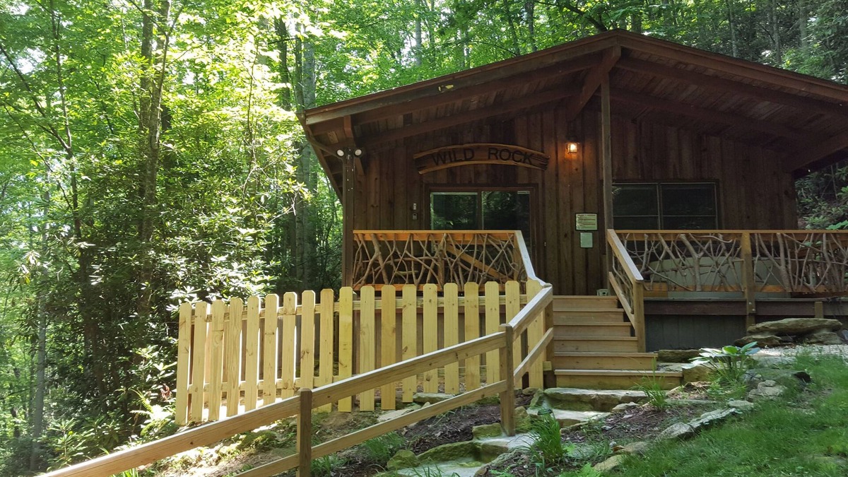 Penrose Cottage | Wild Rock Cottage - Scenic Getaway - WiFi - Hot Tub - Pets OK