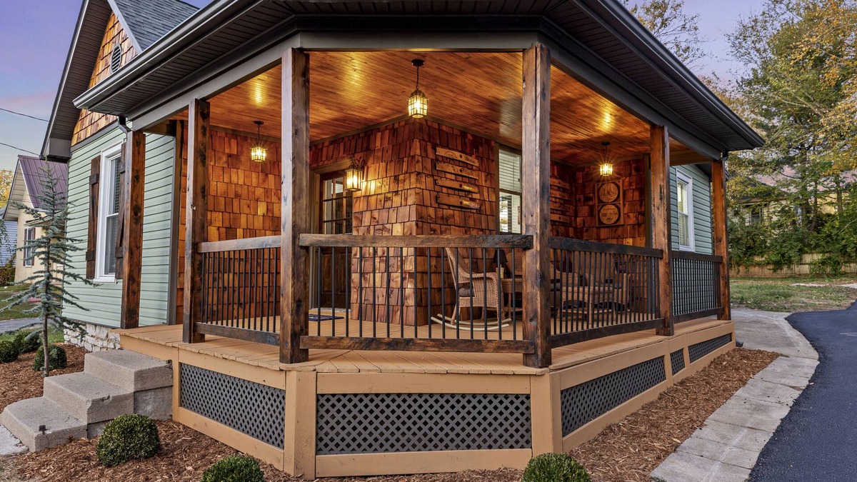 Danville House | Wilderness Trail Bungalow. Adjustable Beds