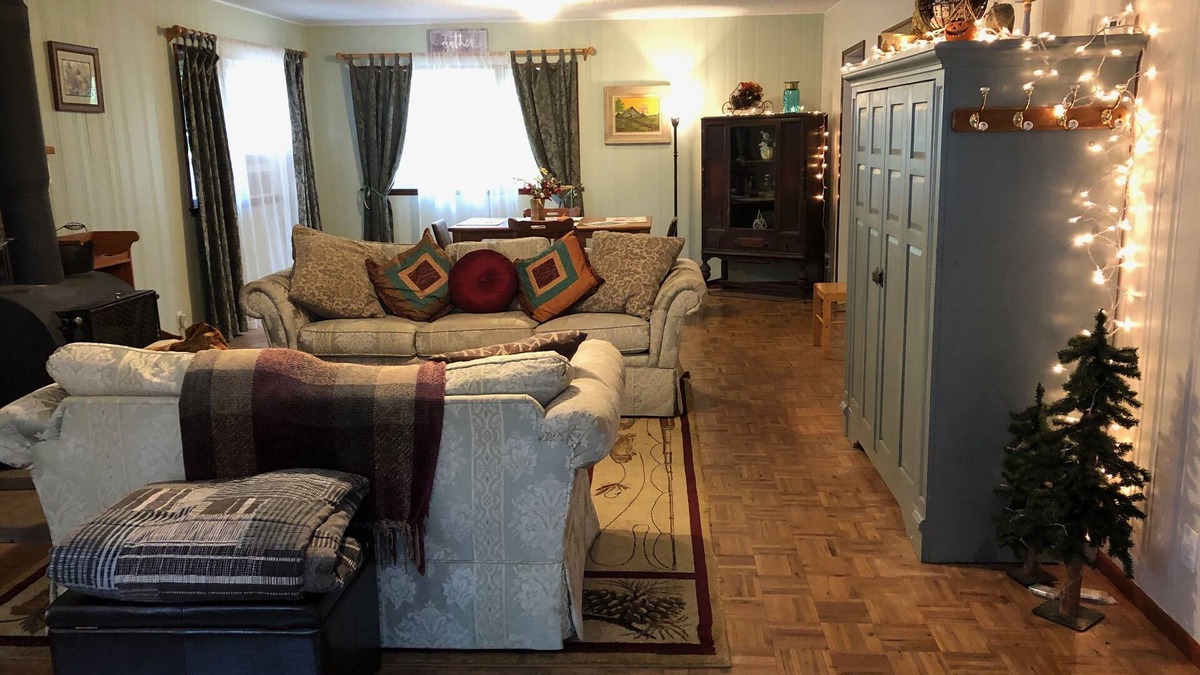 Cave Junction Cottage | Wildlife Preserve, Country Cottage, Spacious