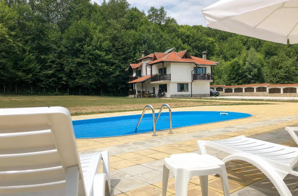 Apriltsi Villa | Wildwood Villa