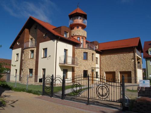 Leba Hotel | Willa Latarnik - doskonała lokalizacja, blisko atrakcji, 20min do plaży