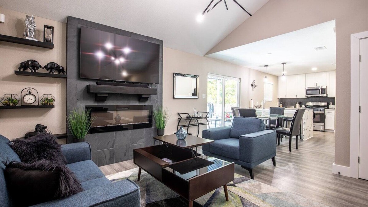 Rosewood House | Willie's Central Austin Getaway w/Jacuzzi