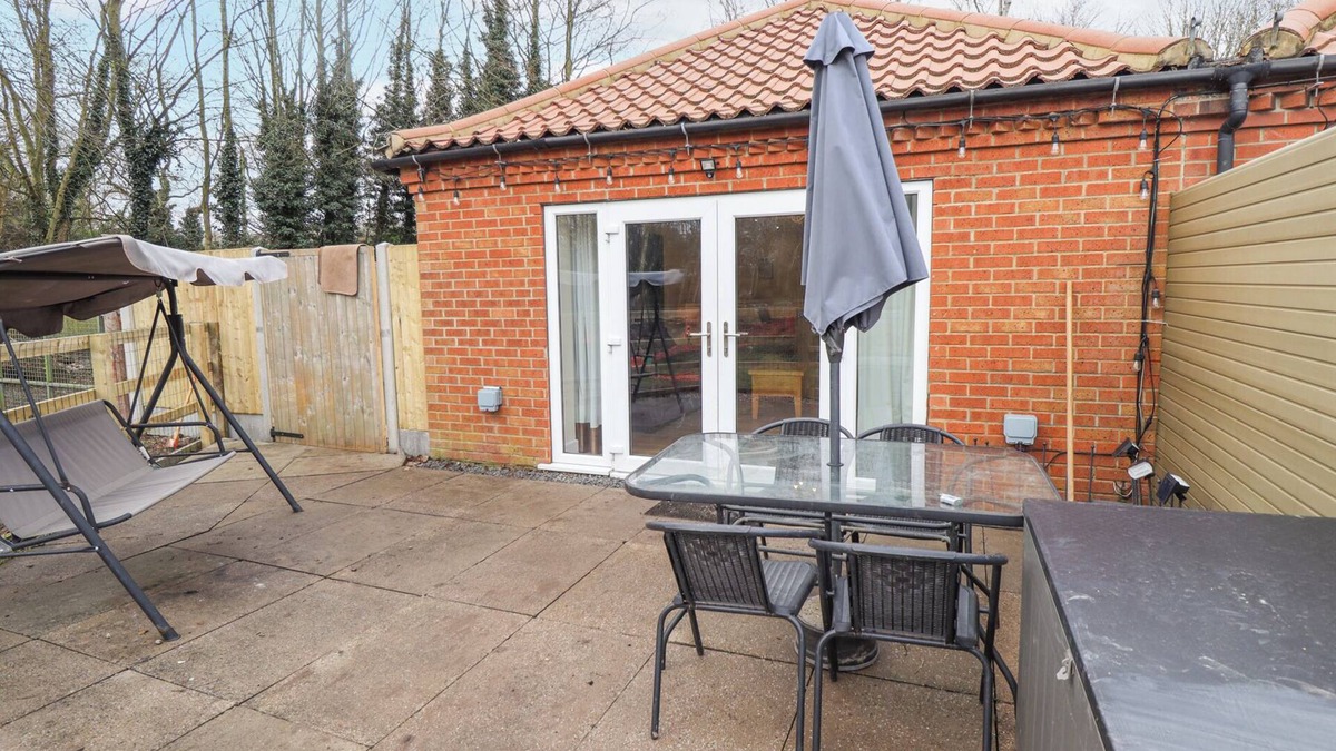 Goxhill Cottage | WILLOW COTTAGE, pet friendly, with a garden in Barrow-Upon-Humber