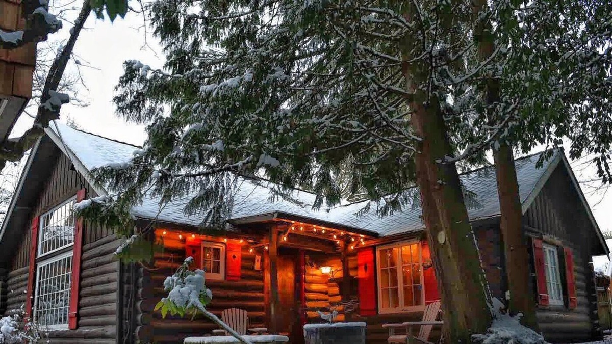 Wedgwood Cabin | Willow Creek Lodge Log home on Private wooded lot
