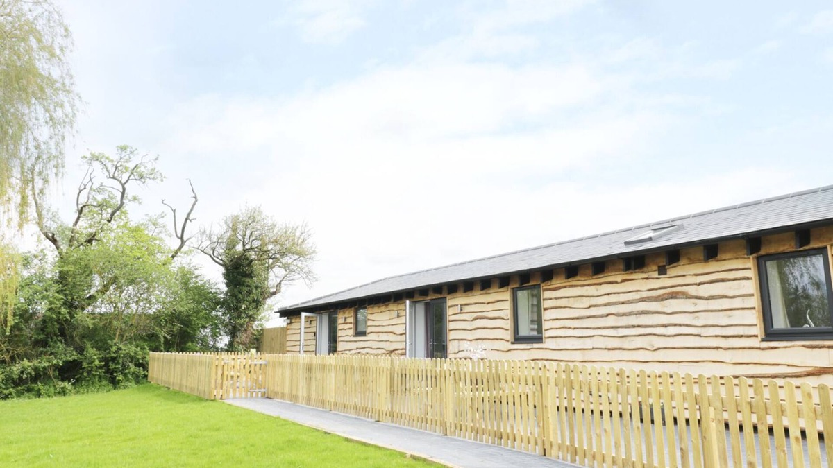 Cleeve Prior Cottage | WILLOW LODGE, pet friendly, with a garden in Cleeve Prior