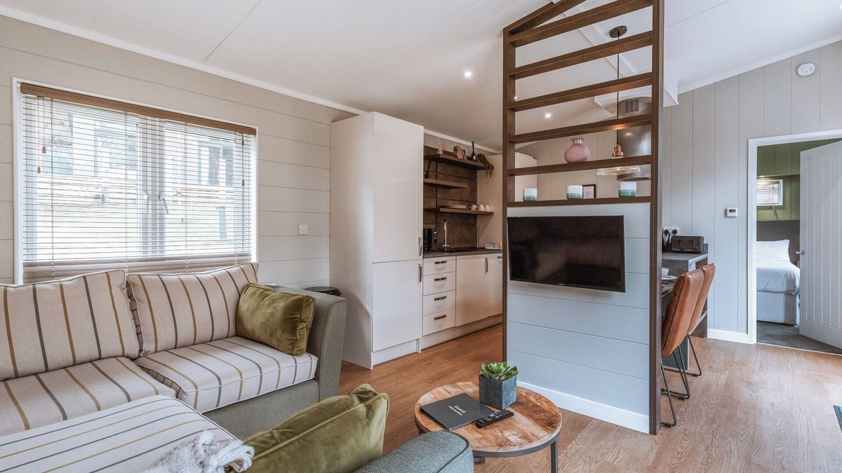 Bridgnorth Ski Chalet | Willow Lodge VIP Hot Tub and Pet Friendly