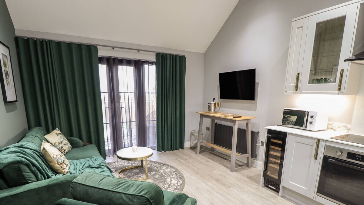 Hull Cottage | WILLOW, romantic, luxury holiday cottage, with hot tub in Willerby