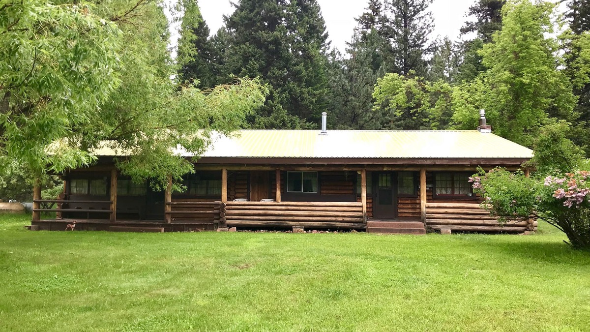 Seeley Lake Cabin | Willow @ Seven Timbers-Log cabin with lake access in beautiful forested setting