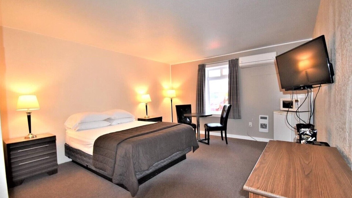 Maple Creek Hotel | Willowbend Hotel