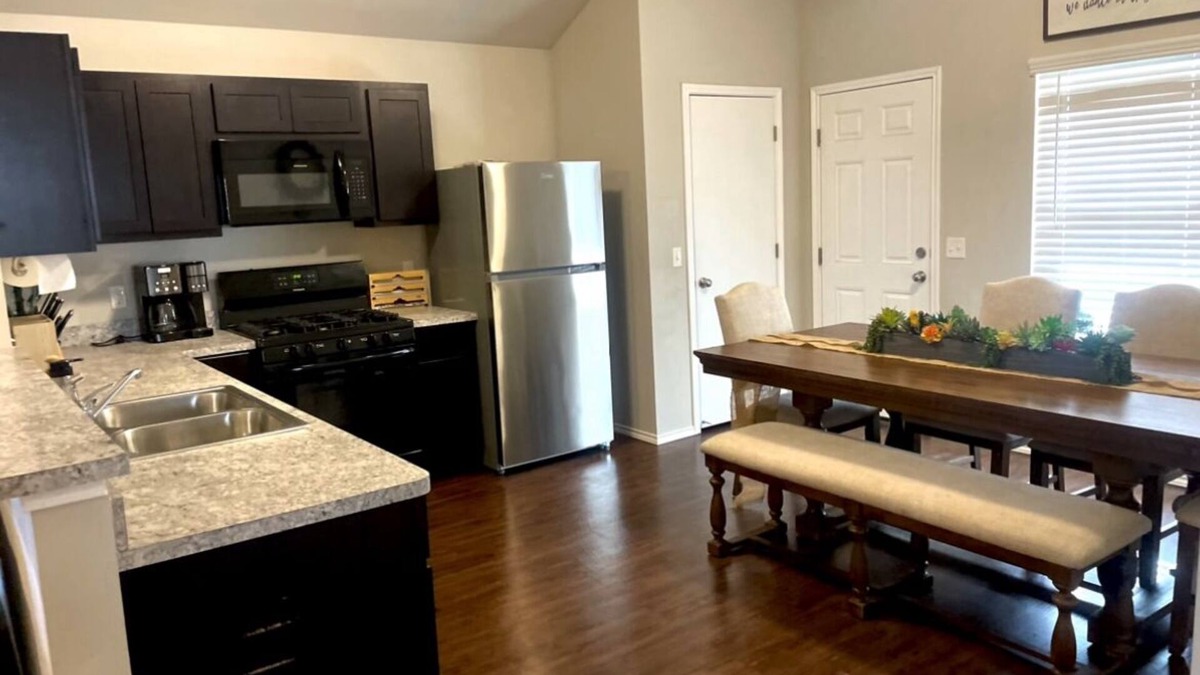 Oklahoma City House | Wilshire Ranch Bliss Bunk- Cozy & Convenient Oklahoma City Bunk house sleeps 11