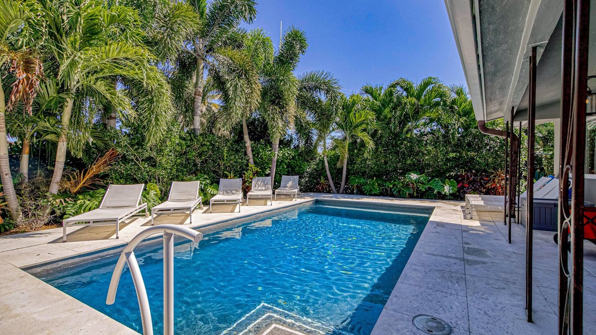 Wilton Manors House | Wilton Manors designer delight with private pool, outdoor kitchen & Florida room