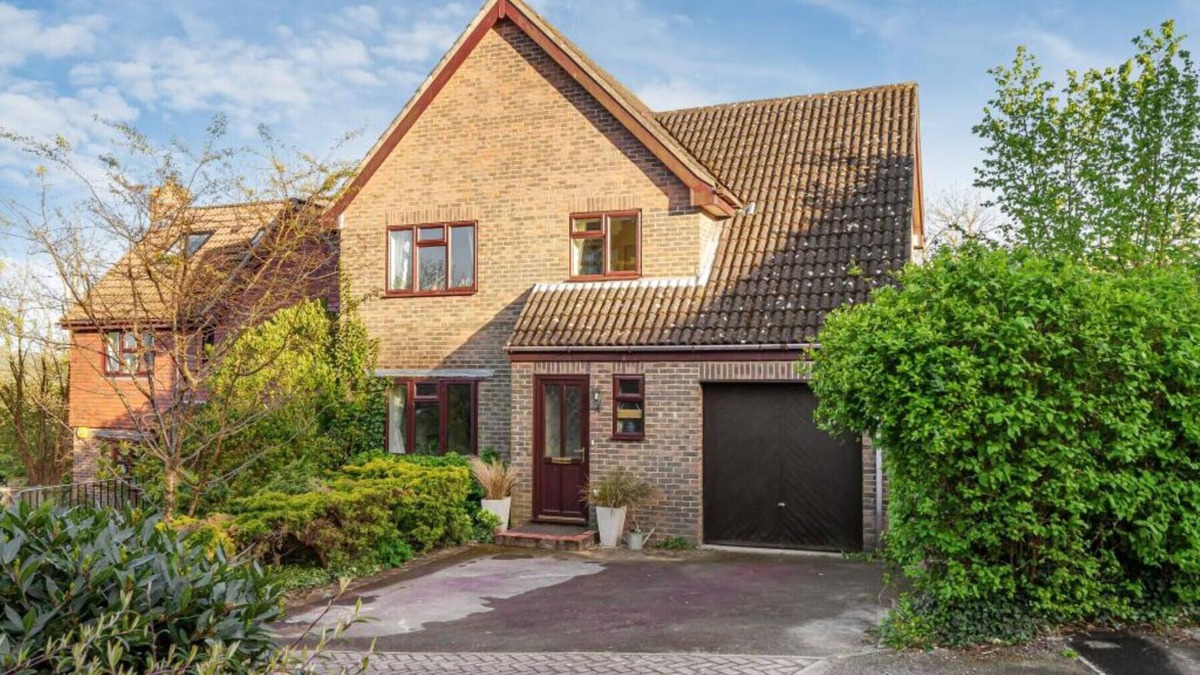 Winchester House | Winchester Stunning Spacious 4 Bedroom House