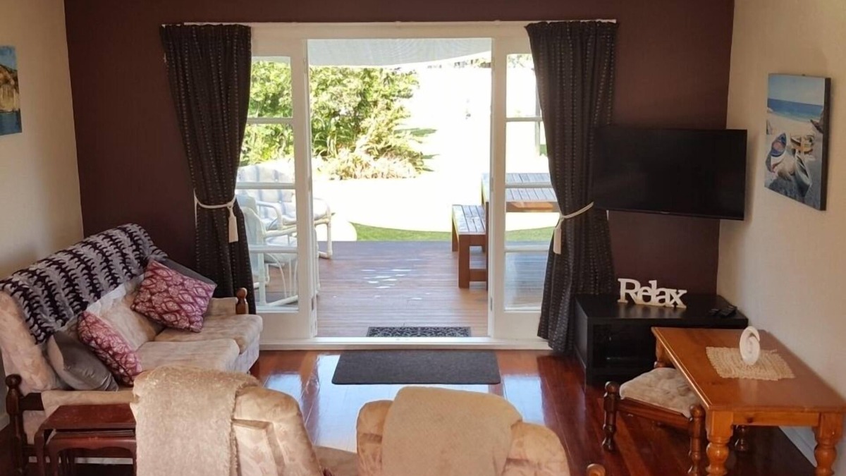Whitianga House | Wind down on White - 3 Bedroom -big Back yard