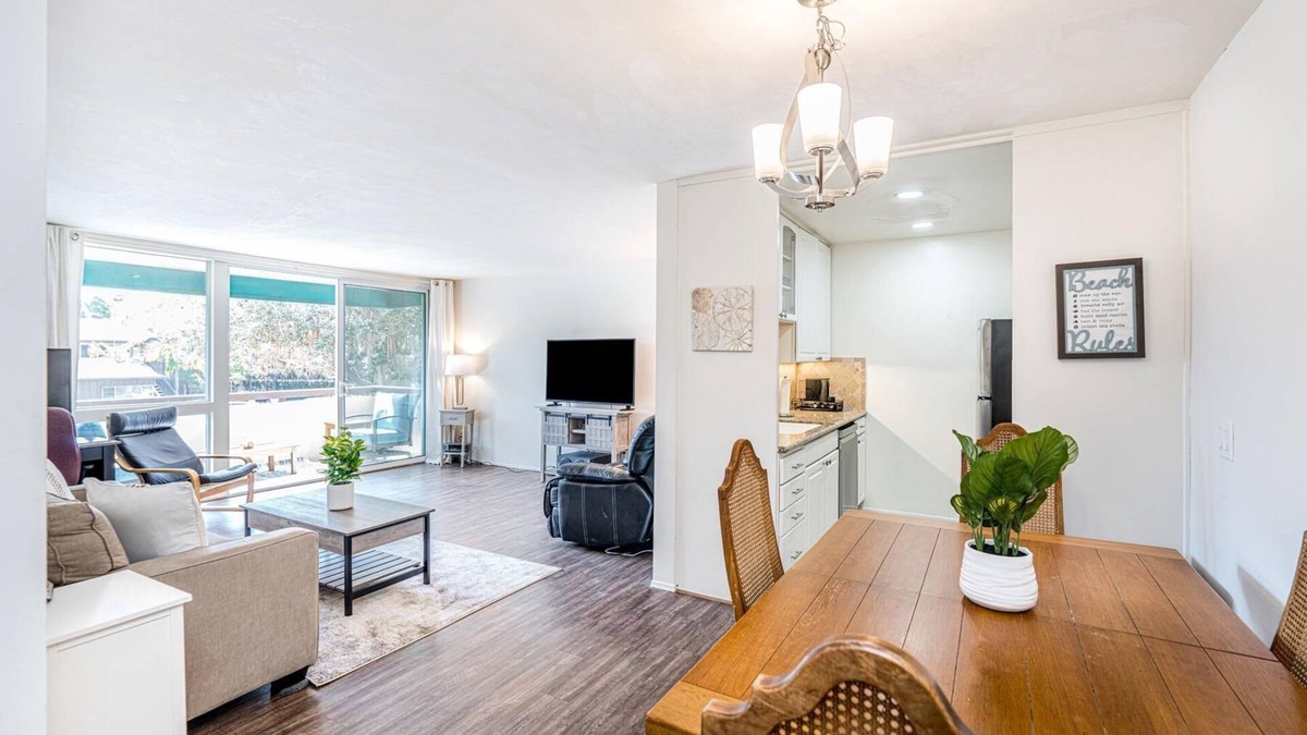 Beach Barber Tract Condo | Windansea Beach Condo! Located in quiet area close to everything!