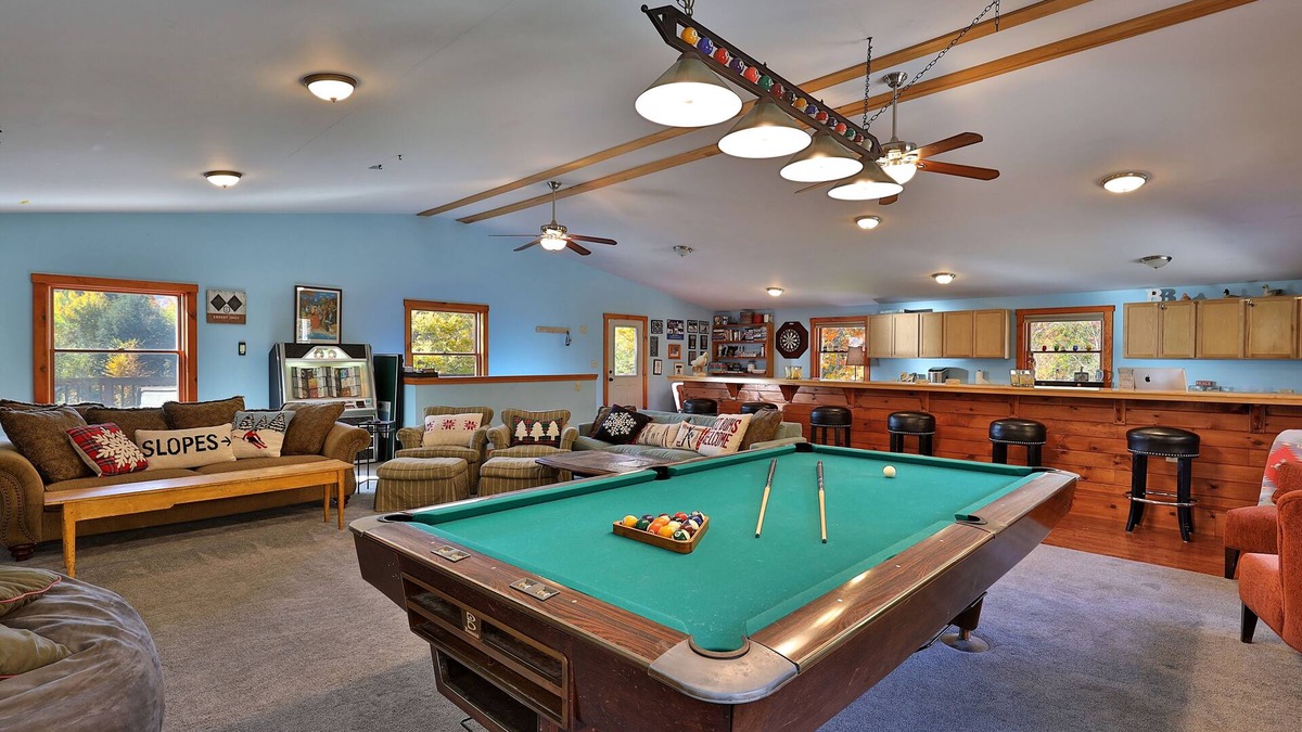 Killington House | Winding Way Chalet: Large Family Ski Home with Amazing Amenities! Hot Tub.