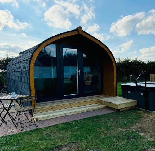Swavesey House | Windmill Glamping Pod with hot tub - The Snug