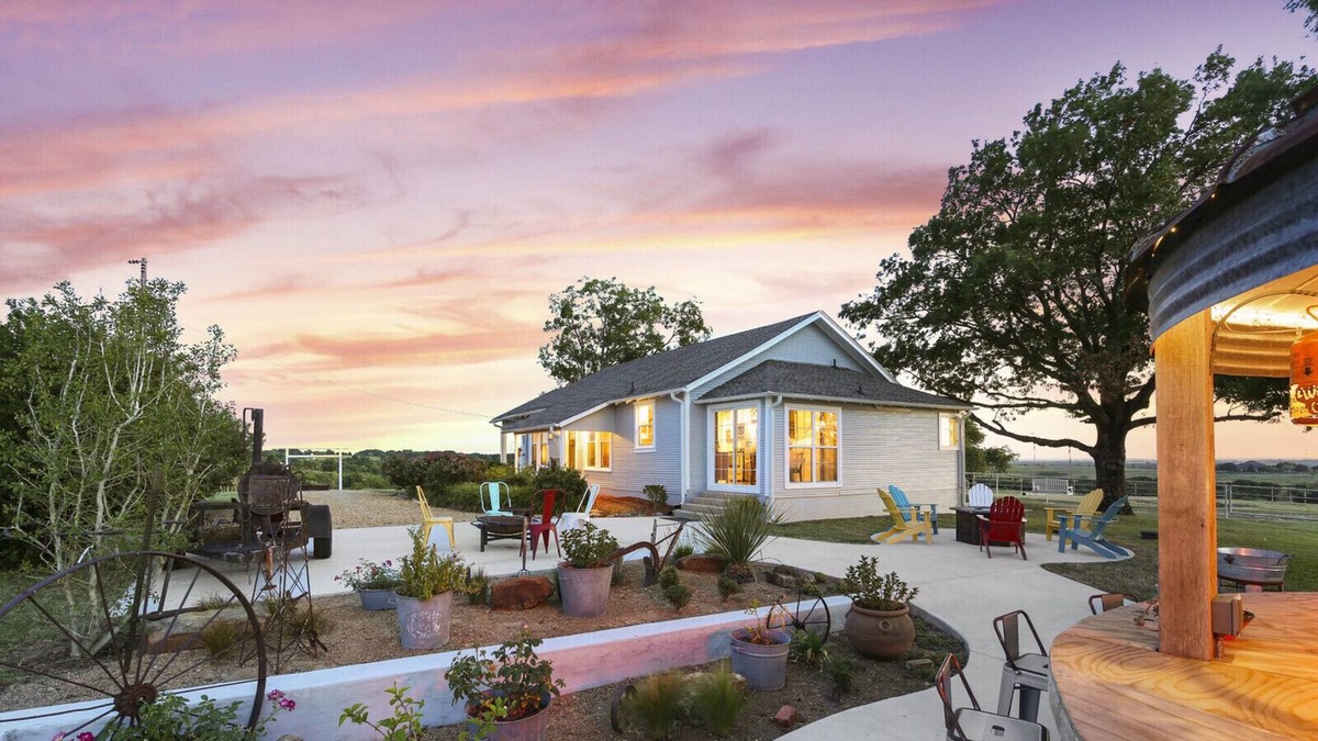 Ennis Other | Windmill Hill- Refurbished 1920 Farm House