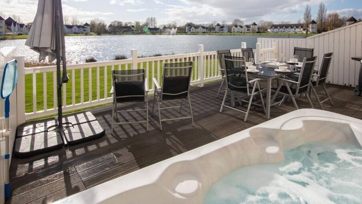 South Cerney House | Windrush Lake 82, Puffin Lodge (P)