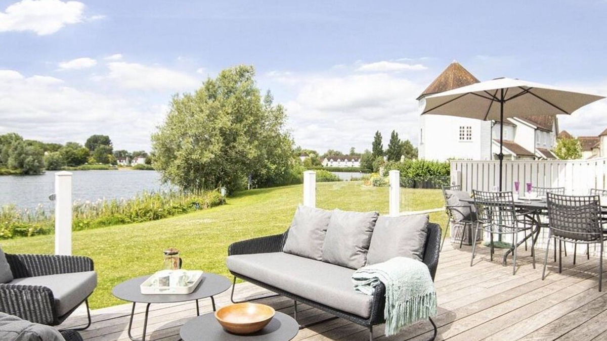 South Cerney House | Windrush Lake 89, Lodge View (P)