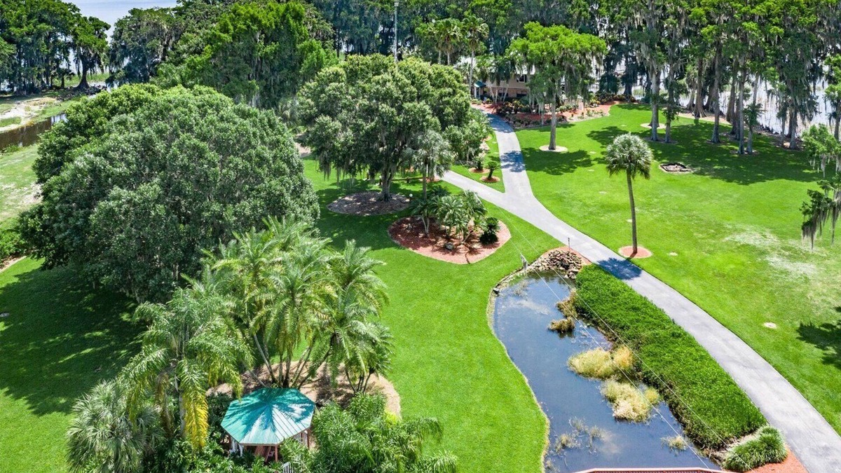 Highland House | Windy Point Estate - On Lake Istokpoga-5bdr. 5 1/2bath 7 beds. Amazing grounds