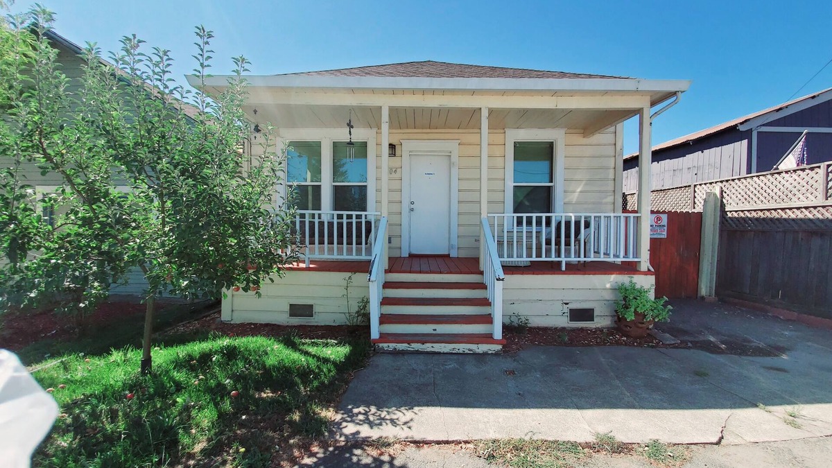 Santa Rosa Cottage | Wine Country cottage style cozy home in the heart of Sonoma Wine Country.