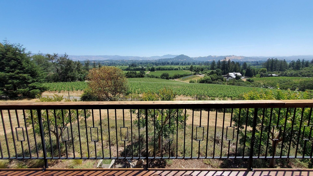Healdsburg House | Wine Country Getaway with Panoramic Views-5 min from downtown Healdsburg