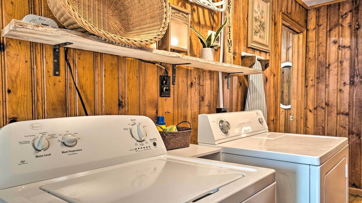 Dahlonega Cottage | Wine Country Retreat w/Fire Pit + Sunroom!