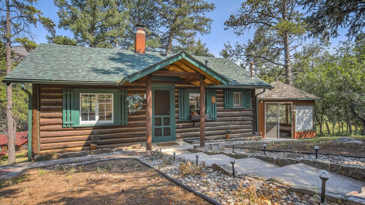 Cascade-Chipita Park Cabin | Wine Gazebopikes Peak Mountain Log Cabin for 2