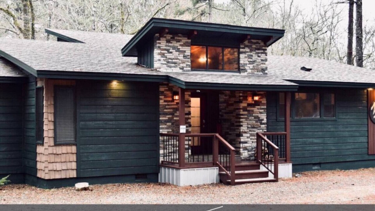 Broken Bow Apartment | Wine Time – Shuffleboard, Table Arcade, Play Set