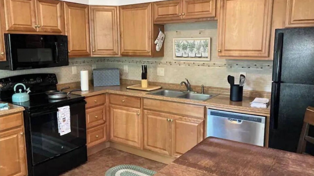 Dover Apartment | 🍷Wine & WiFi✔️at Riverwalk! Full Kitchen - Parking!